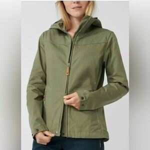 Fjällräven Stina Hooded Jacket Lightweight Everyday Outdoor Layer Army Green (S)